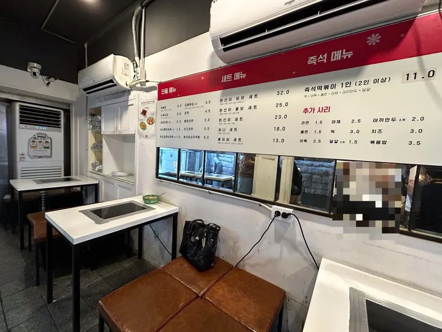 정돈된 노포 분식집 내부 전경