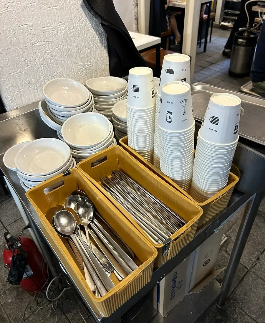 셀프로 가져온 식기와 수저