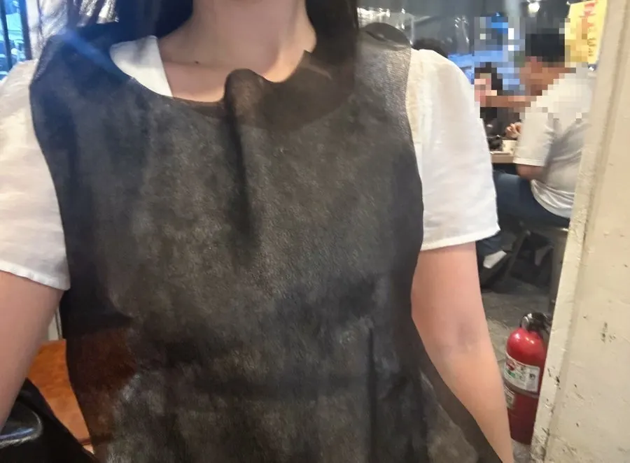 앞치마를 두른 채 앉은 테이블