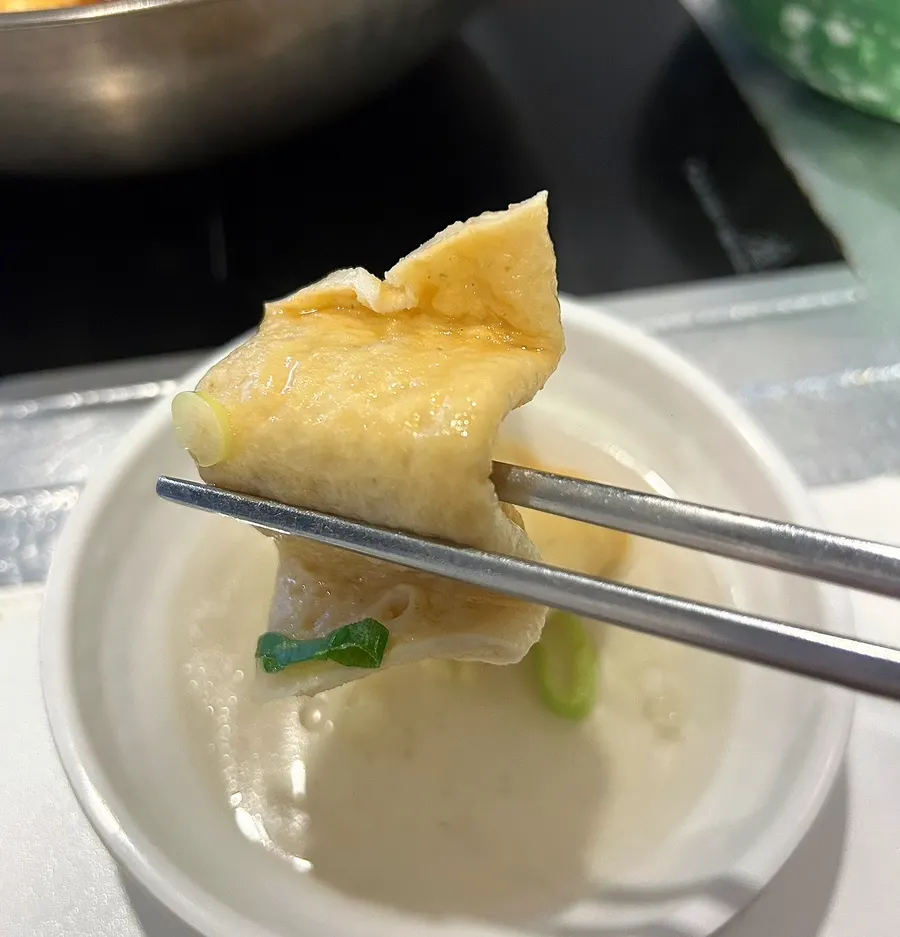 국물과 함께 담긴 꼬불이 어묵