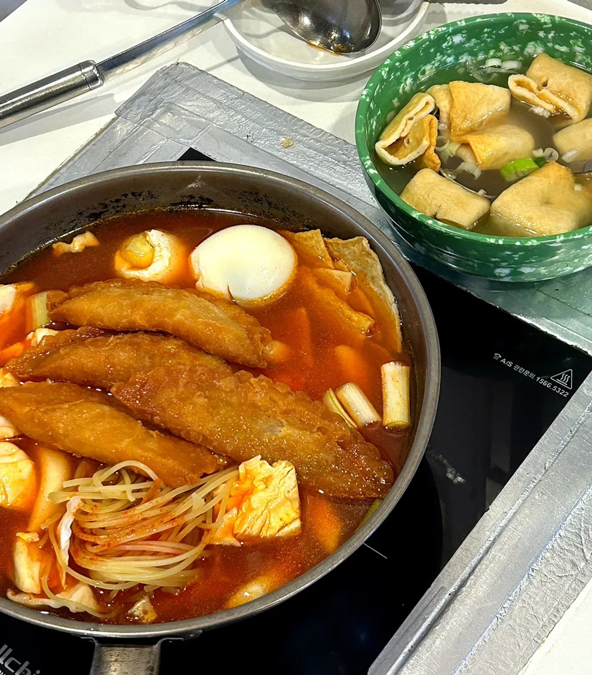 테이블에 놓인 어묵과 즉석떡볶이 준비 상태