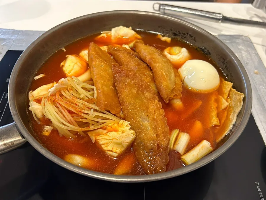 즉석떡볶이 2인분 재료가 담긴 팬