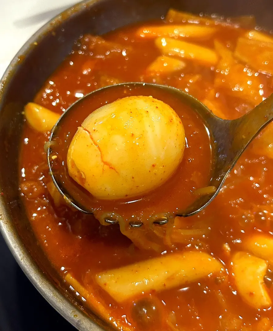 중간 맛으로 끓인 옛날식 떡볶이