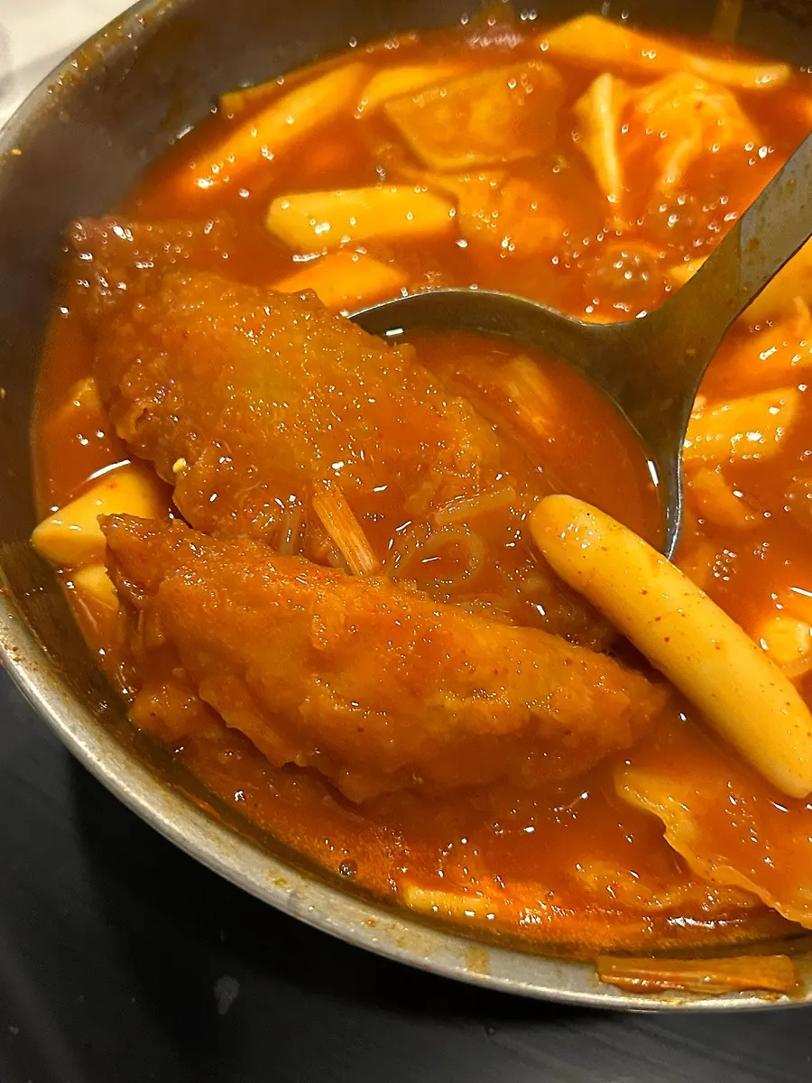 떡볶이 국물에 적신 야끼만두