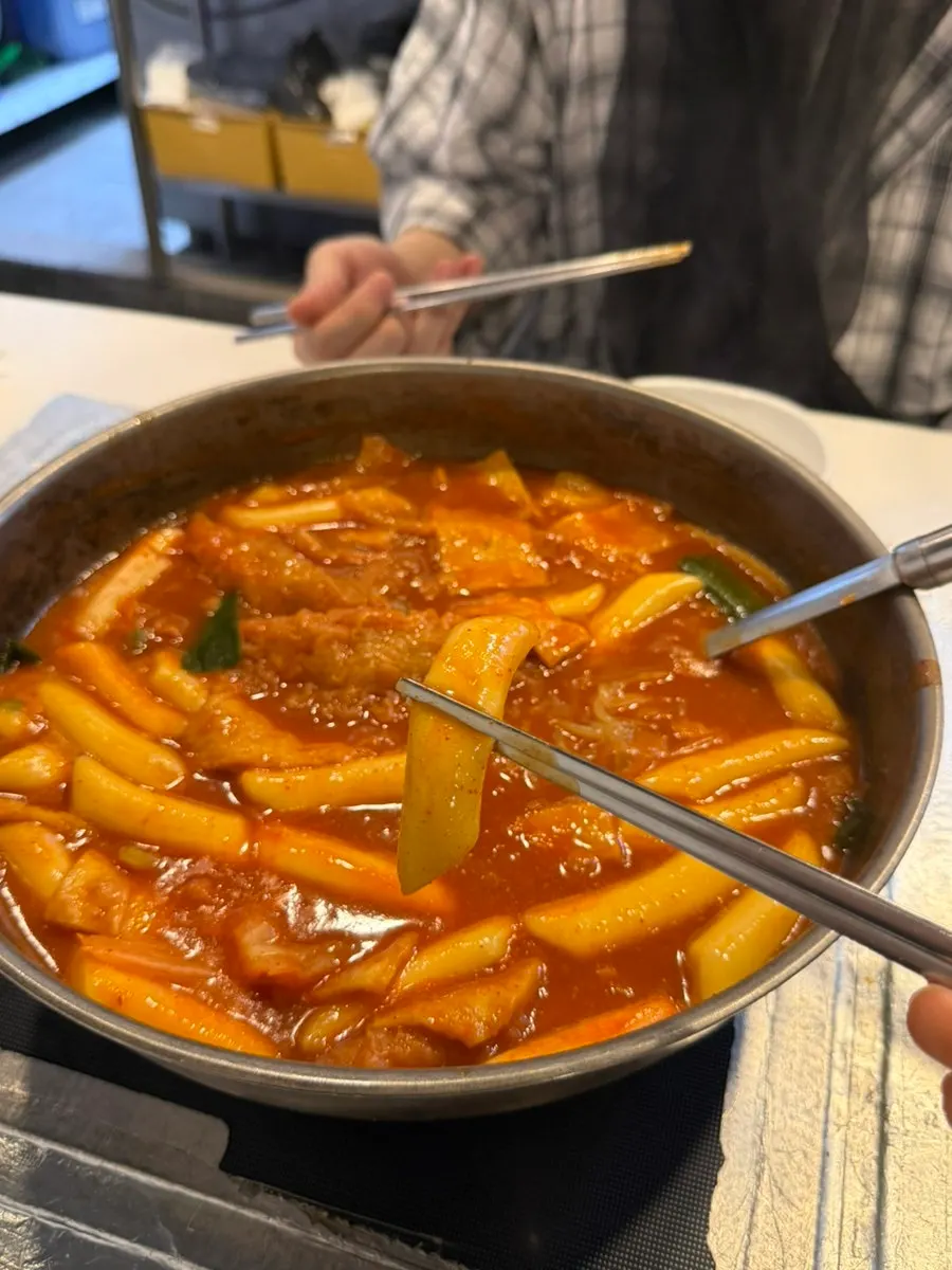 즉석떡볶이 사리를 건져 올린 접시