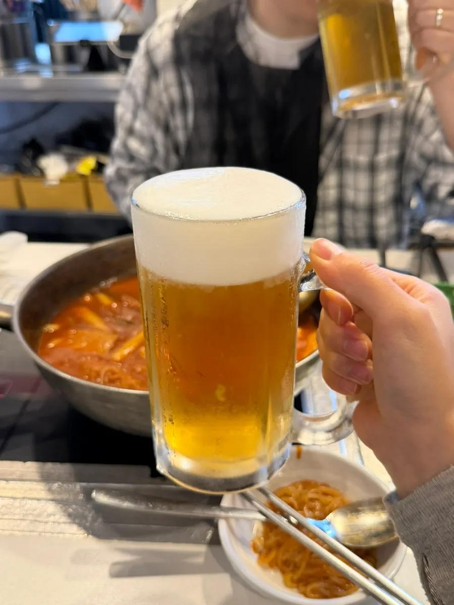 떡볶이와 함께 주문한 생맥주 한 잔