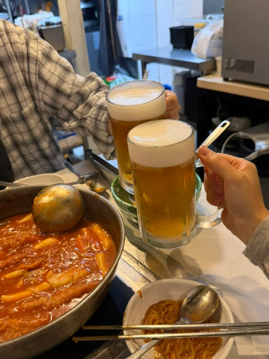 부드러운 거품의 생맥주와 즉석떡볶이 상차림