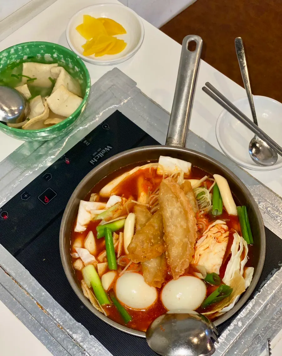 One pot of Hyeonseoni-ne's instant tteokbokki for two