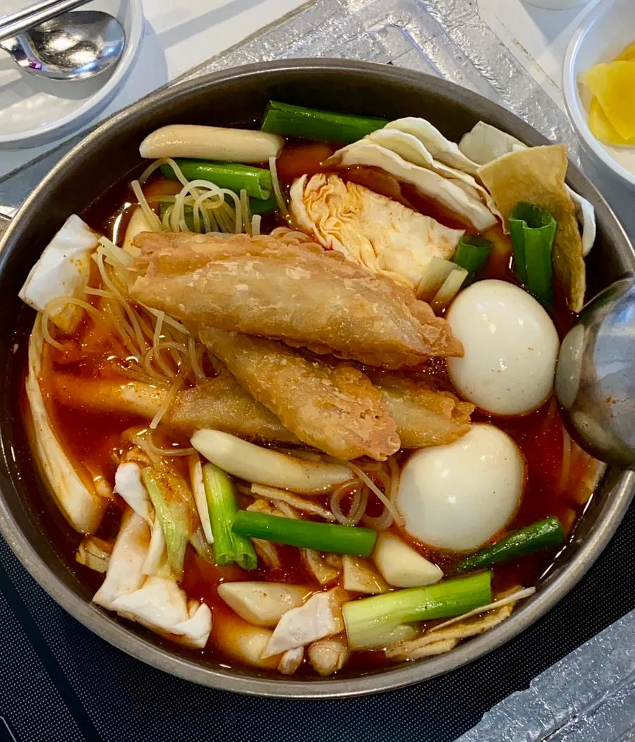 Instant tteokbokki with fried mandu, eggs and large vegetable pieces