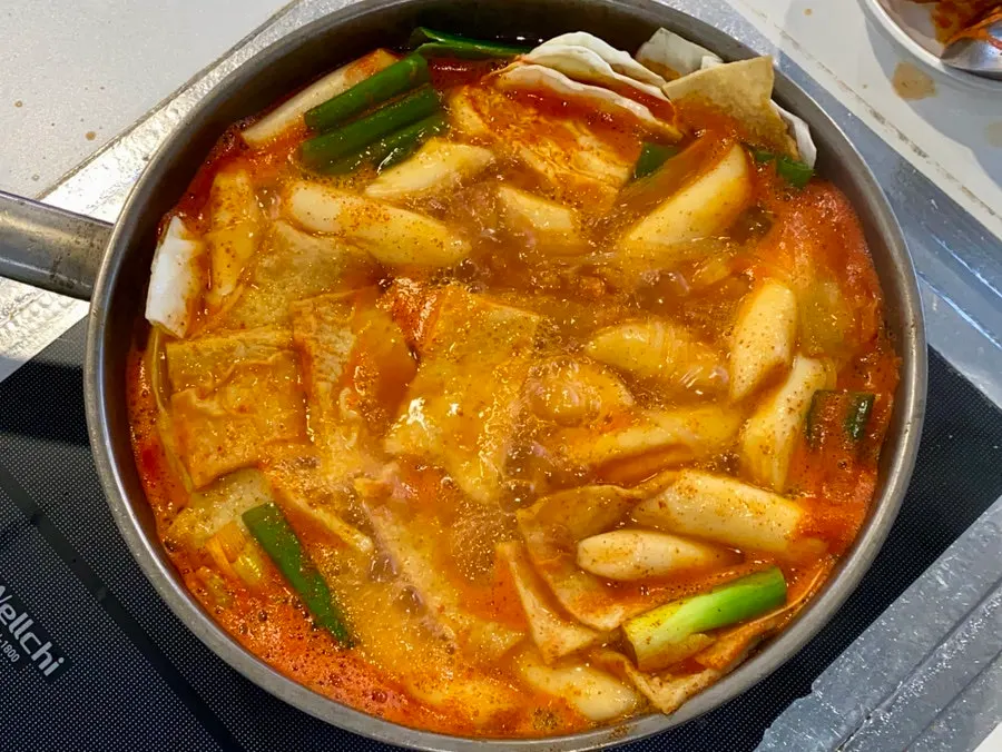 The medium-spice instant tteokbokki broth bubbling away
