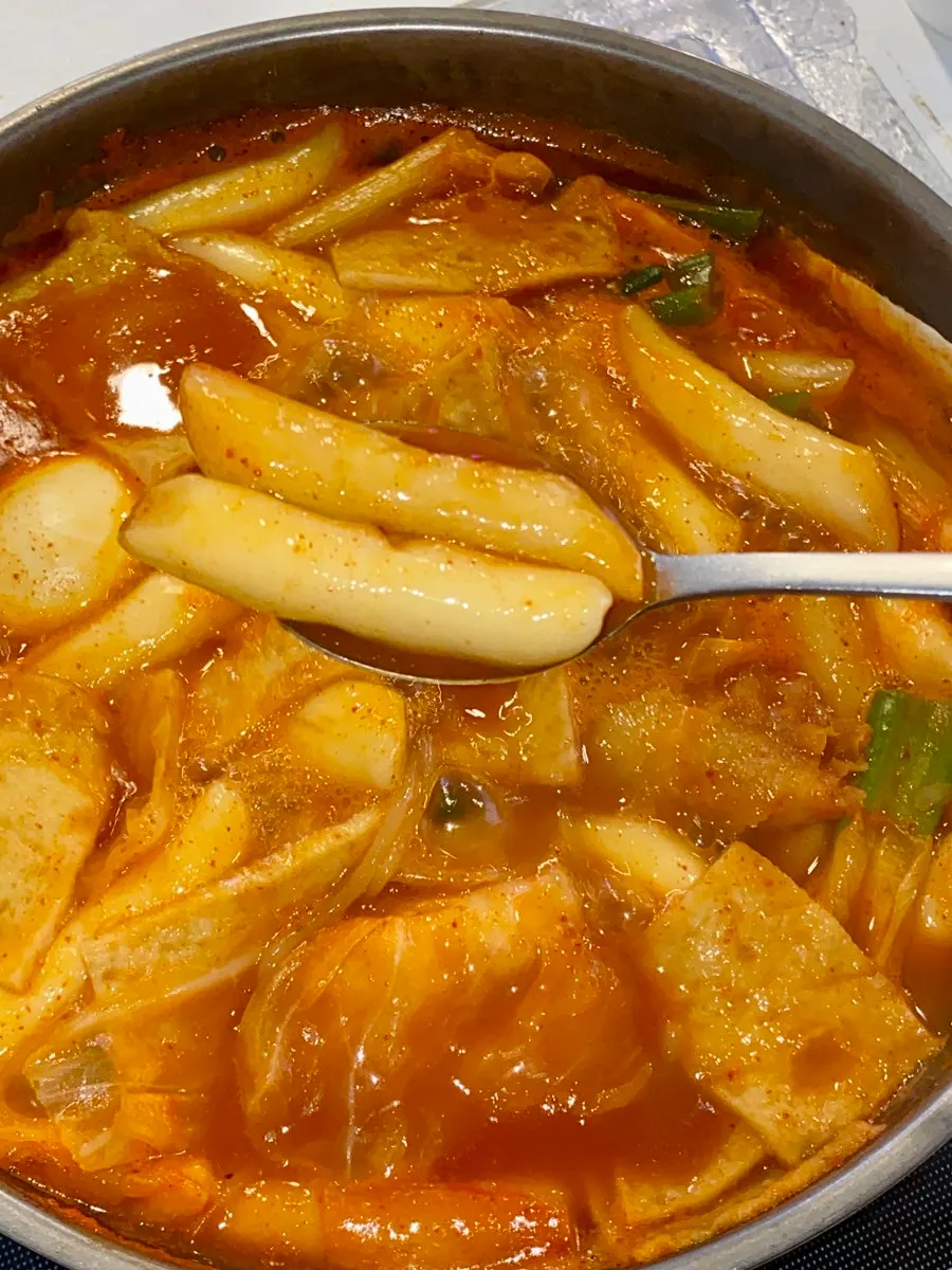 Wheat-flour rice cakes simmered down in the broth
