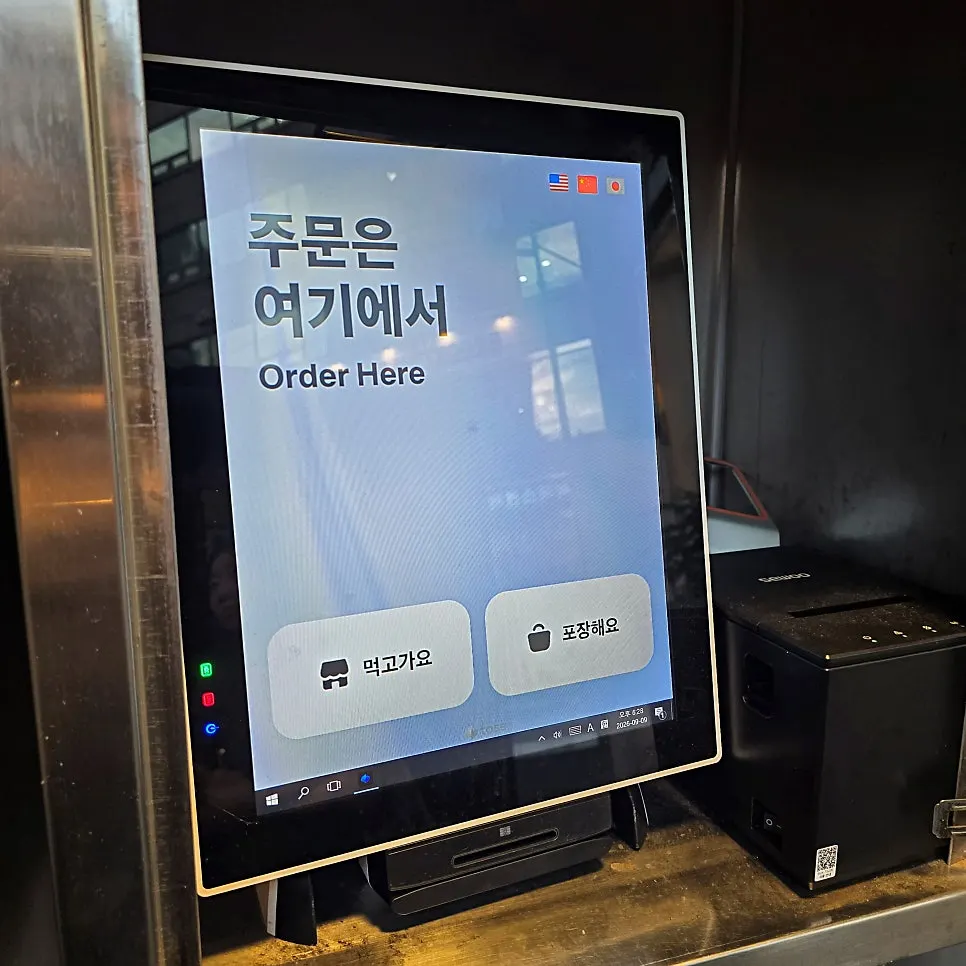 손님으로 채워진 분식집 실내