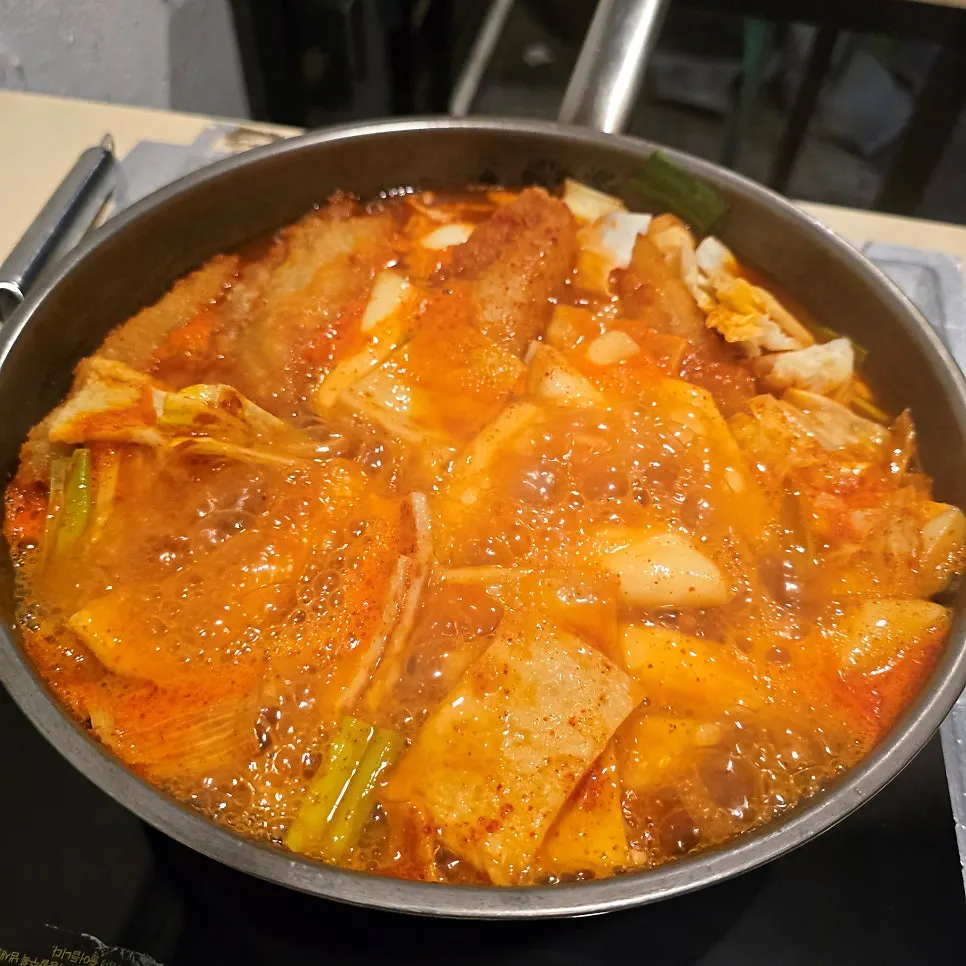 쫄면 사리가 들어간 즉석떡볶이 냄비