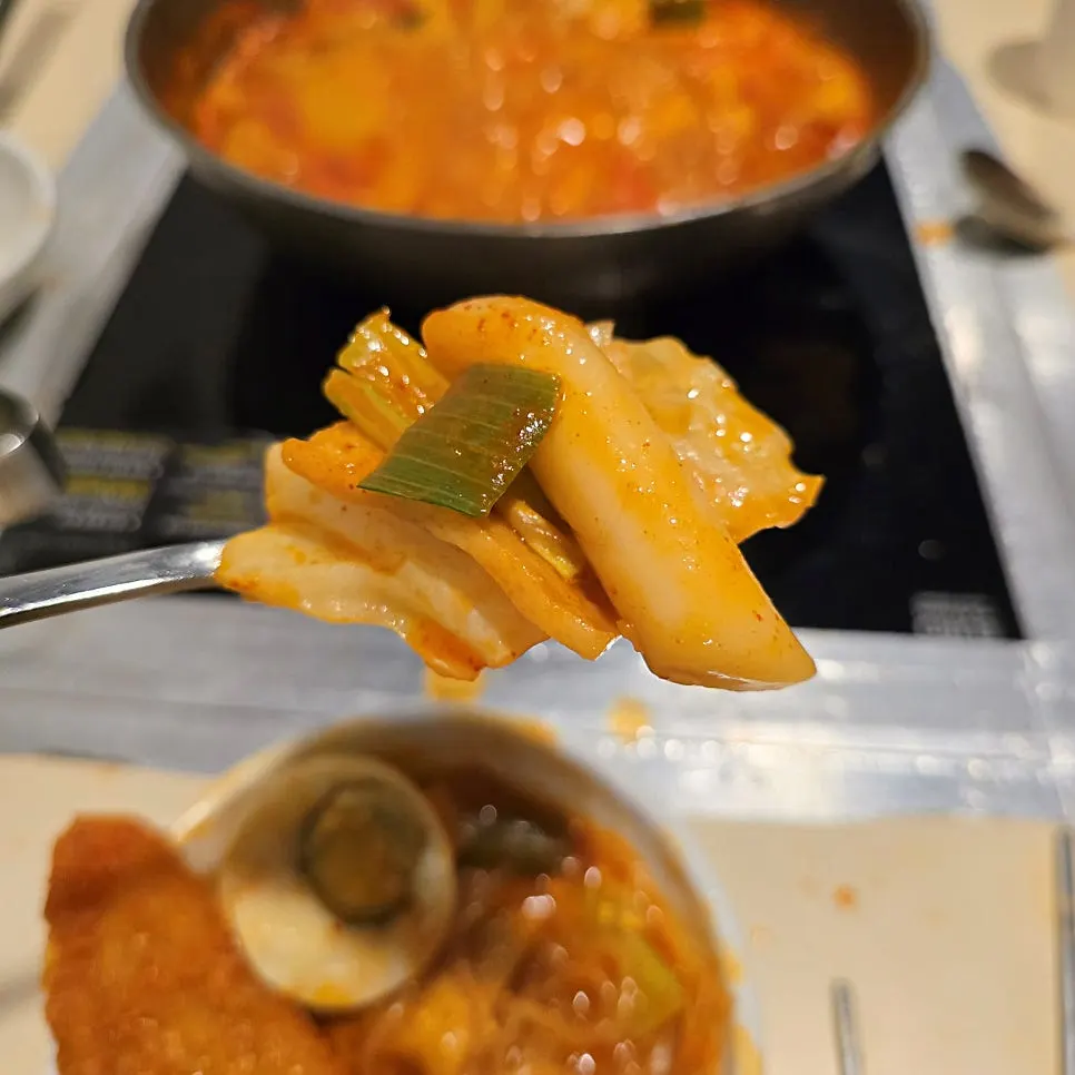 다 익은 즉석떡볶이 떡과 국물
