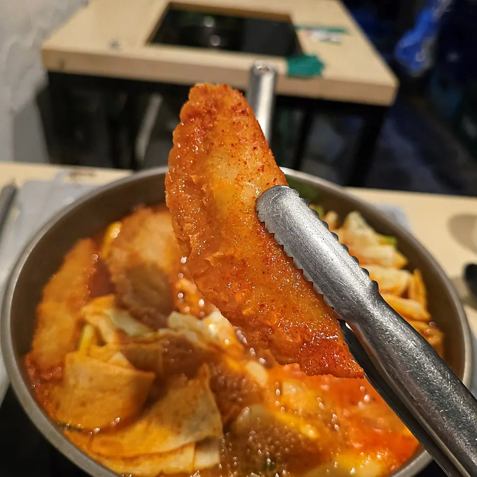 국물에 적셔진 야끼만두와 떡