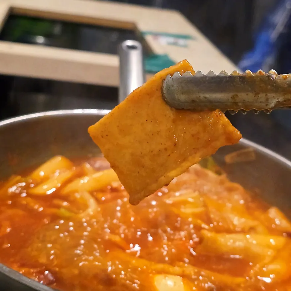 삶은 계란 두 개가 올라간 즉석떡볶이
