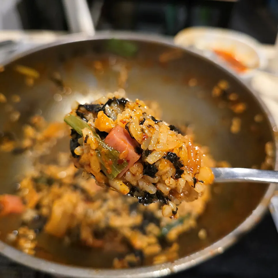 떡볶이 국물에 볶아 나온 볶음밥