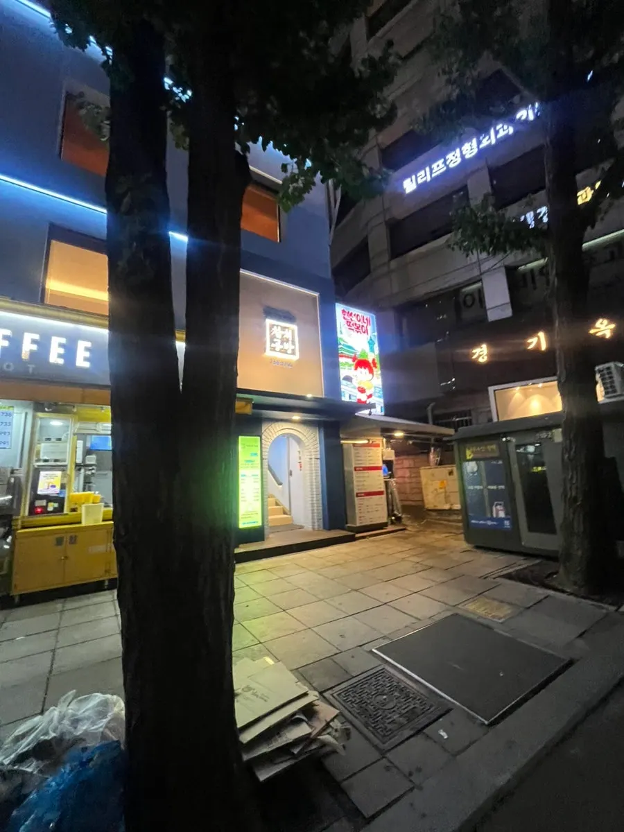 Vertical shot of the entrance of Hyeonseoni-ne Cheonggye Instant Branch