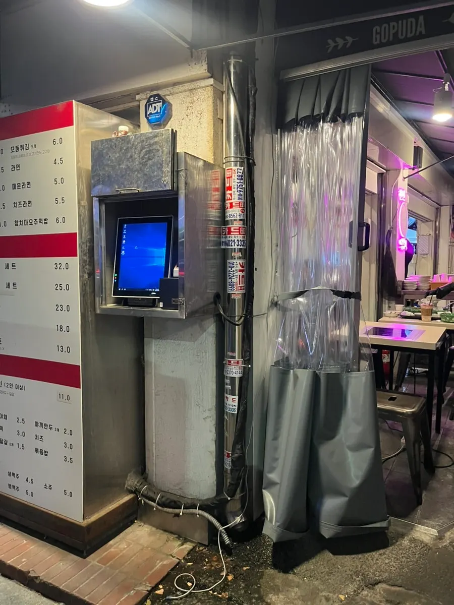 Seating and interior view of Hyeonseoni-ne Cheonggye Instant Branch