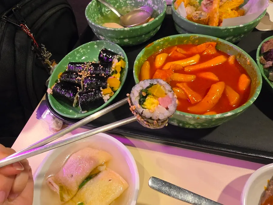 Fried snacks and sundae dipped into tteokbokki broth
