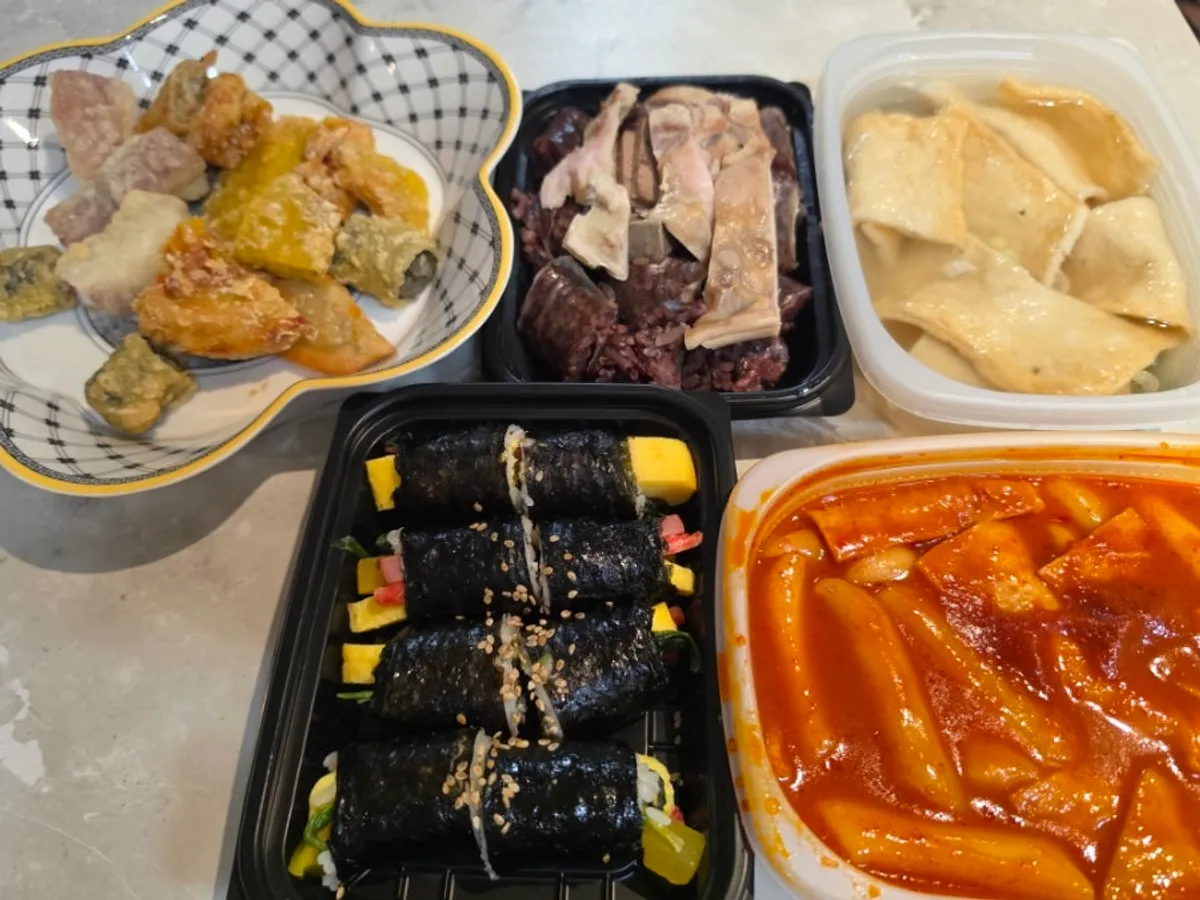 Takeout Hyeonseoni Combo Set spread out on a home dining table