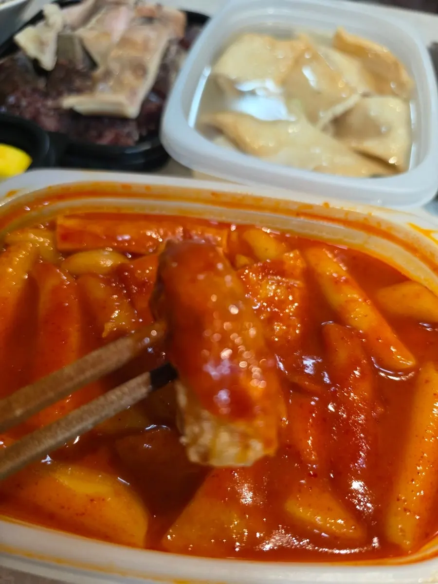 Medium-spice wheat rice cake tteokbokki coated in spicy-sweet sauce