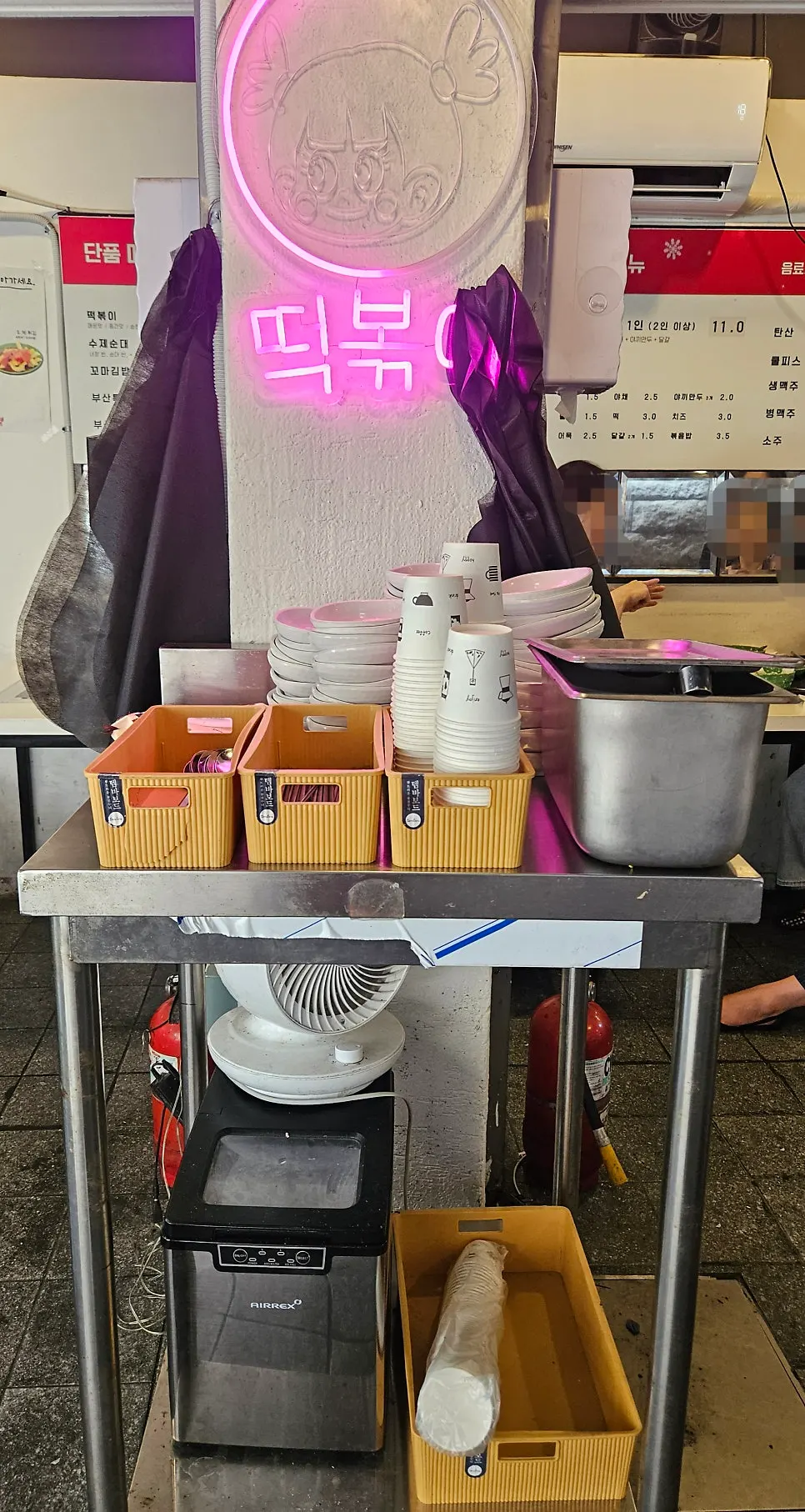 주문 기다리며 둘러본 매장 내부