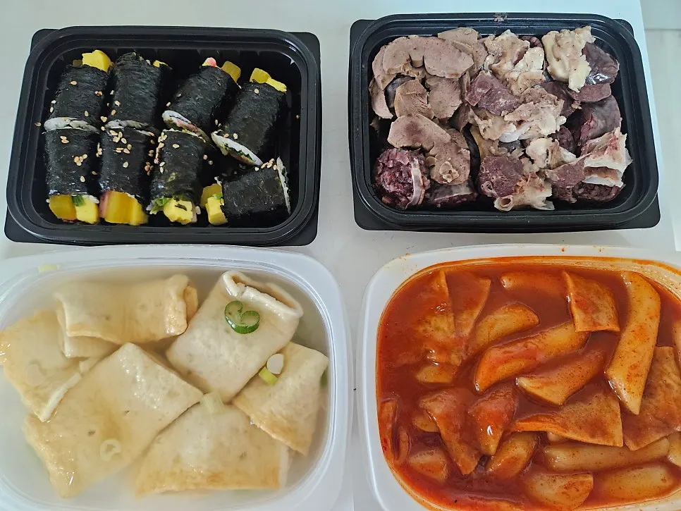 간판 앞에서 찍은 포장 봉투
