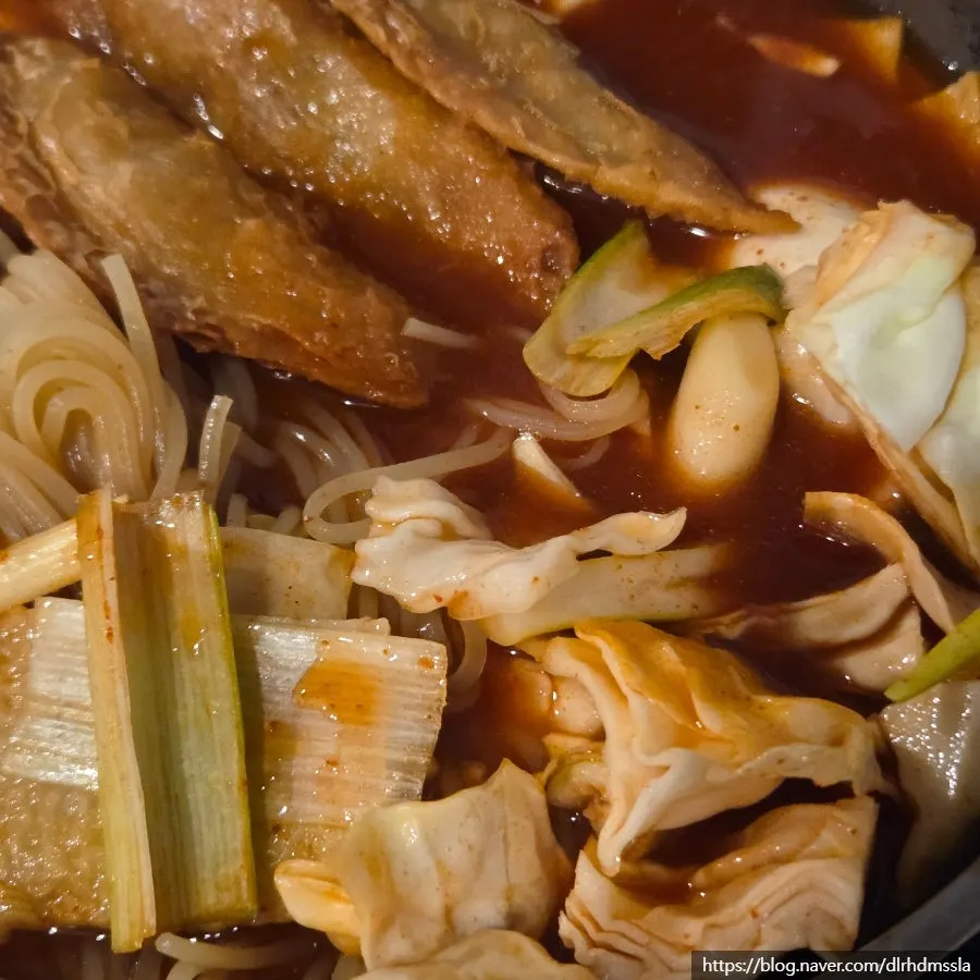 Pot with wheat rice cake, fish cake, and jjolmyeon noodle add-in