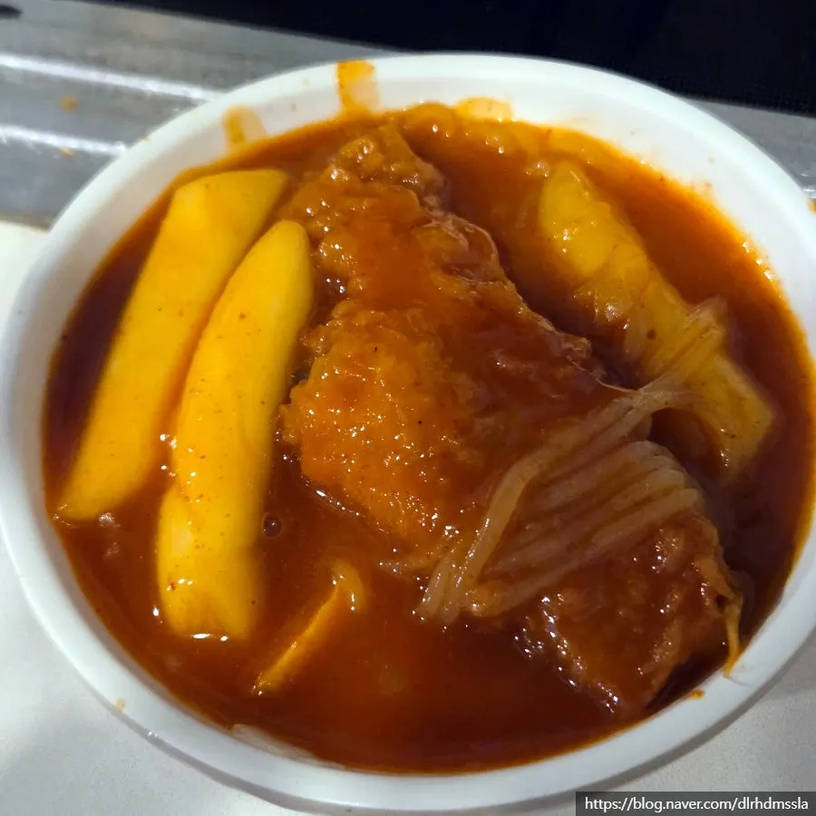 Medium-spicy instant tteokbokki starting to bubble