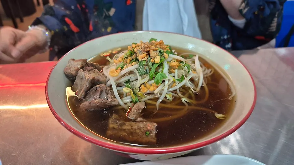 김이 오르는 쌀국수 두 그릇