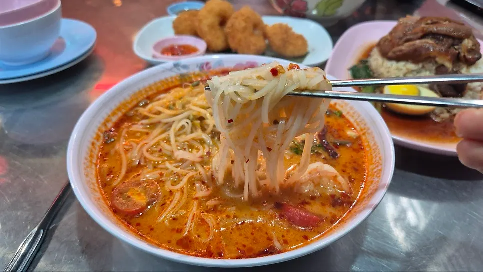 갈비와 숙주가 올라간 갈비쌀국수