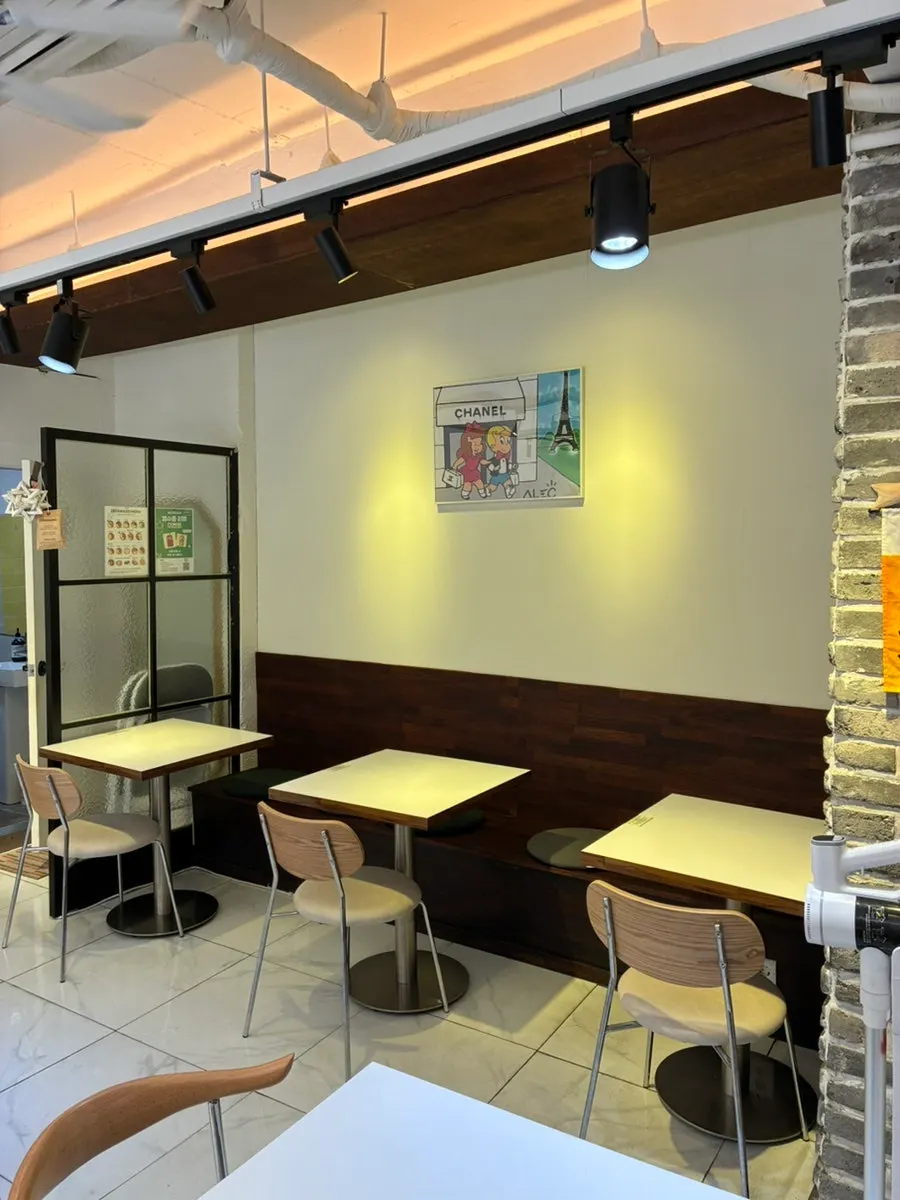 Second-floor seating area at 29 Tamago Euljiro Branch