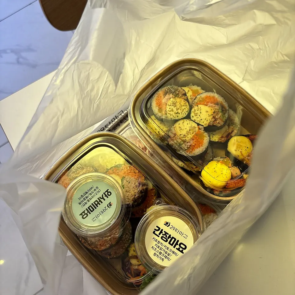 Takeout gimbap spread laid out by Cheonggyecheon