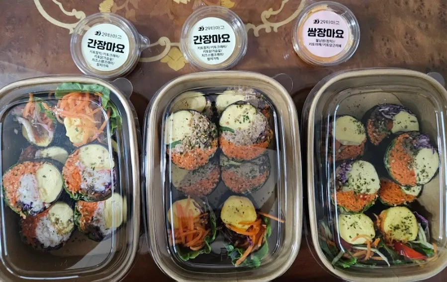 Keto gimbap takeout container and separate sauces