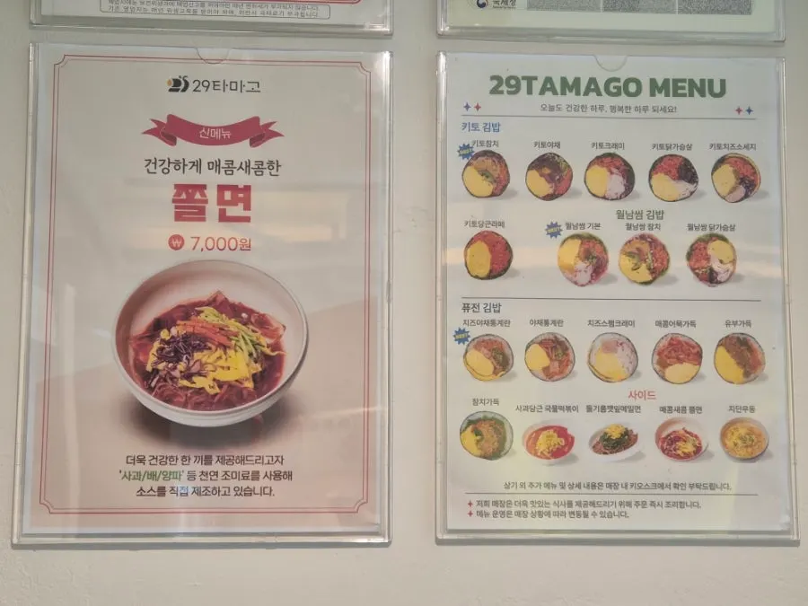 창문을 연 2층 식사 공간