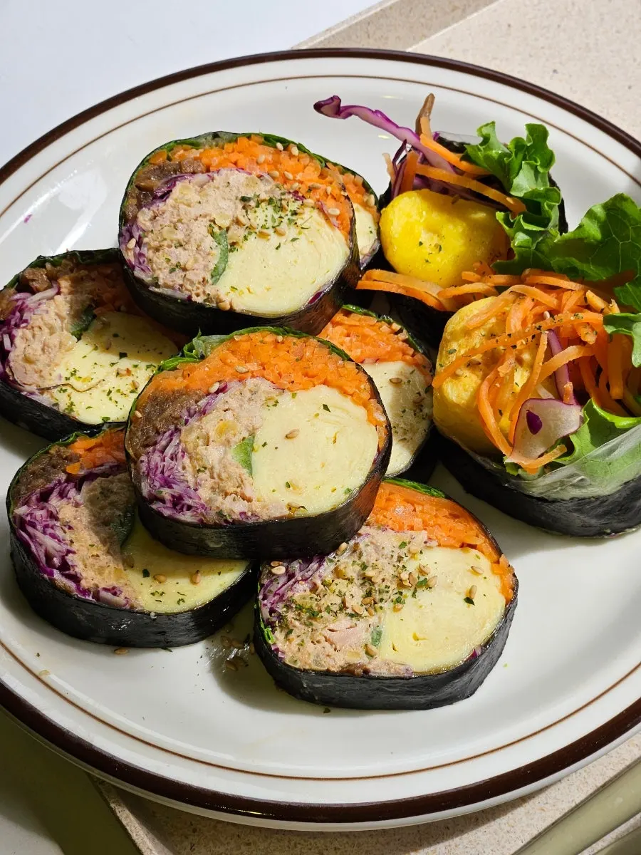 창가 테이블에 놓인 김밥과 을지로 거리 뷰