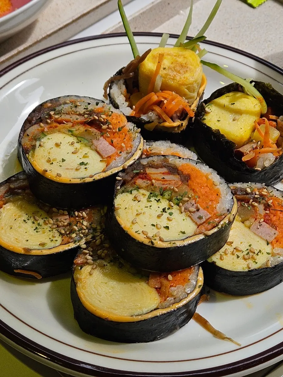 키토 참치김밥 단면 클로즈업