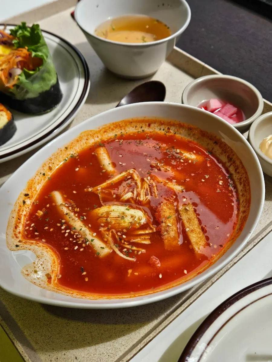 체다치즈와 스팸이 들어간 치즈 야채 통계란 김밥