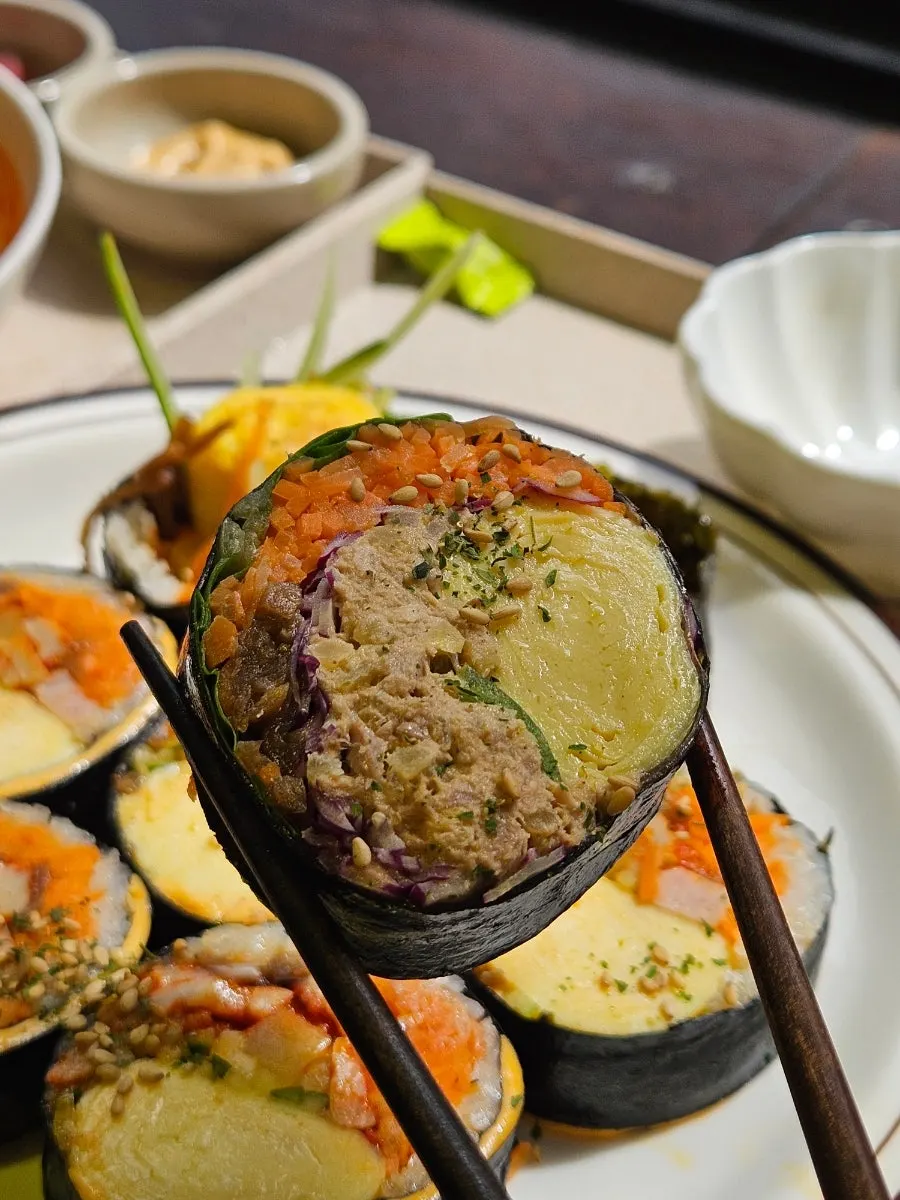 친구와 김밥을 들고 건배하듯 맞대는 모습