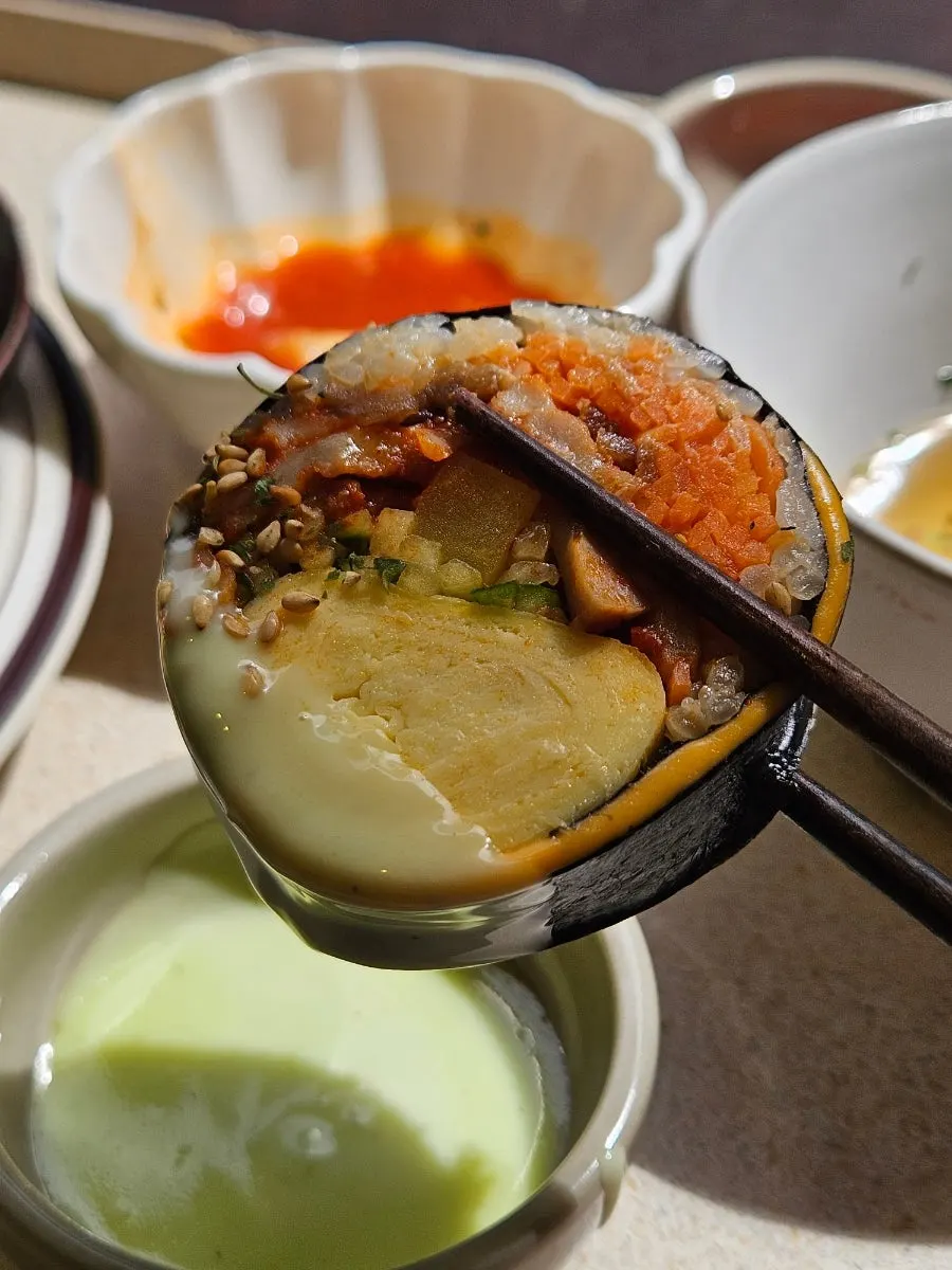 키토 참치김밥 한 조각을 집어 올린 모습