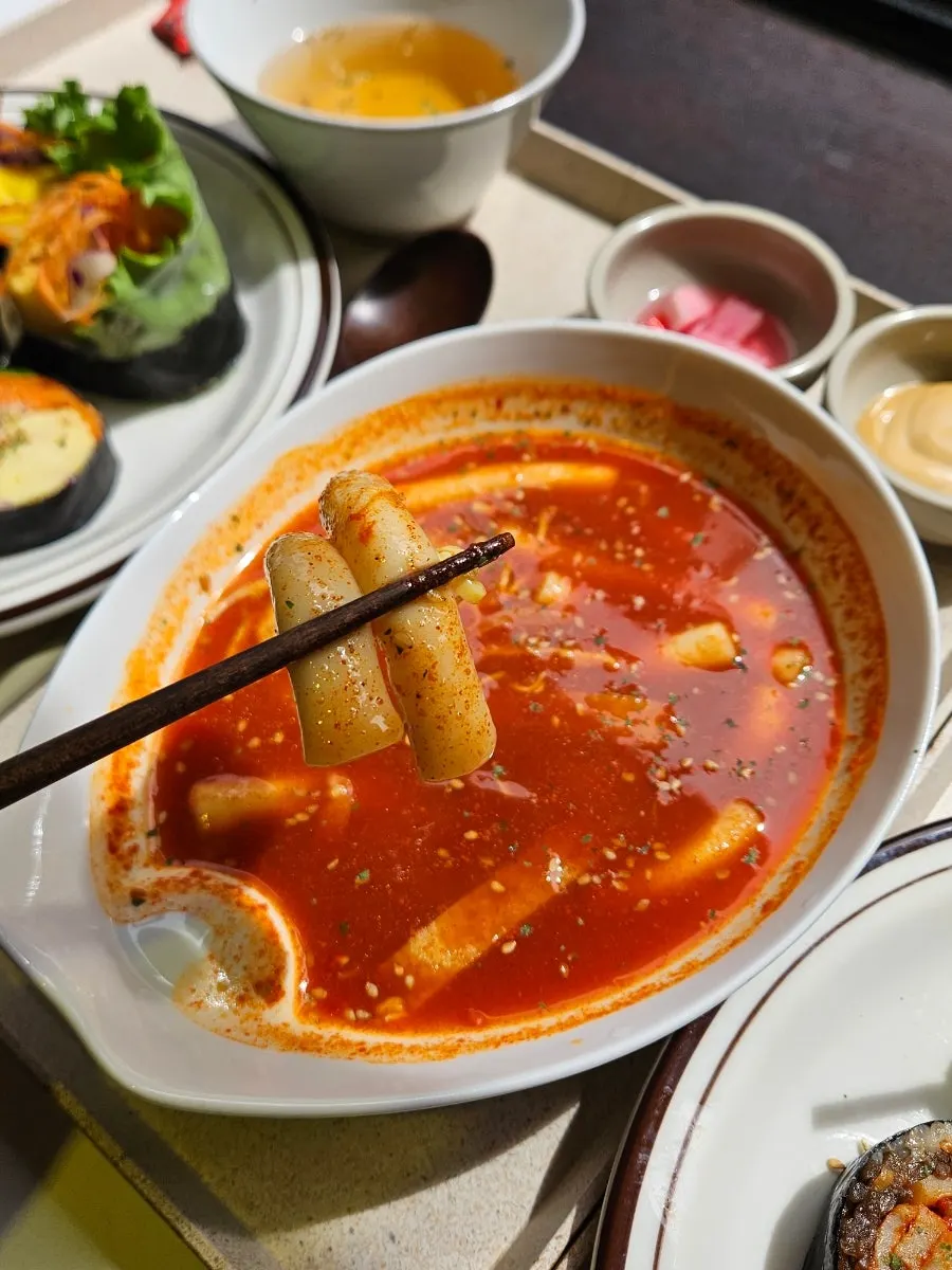 와사비마요 소스에 찍은 치즈 야채 통계란 김밥