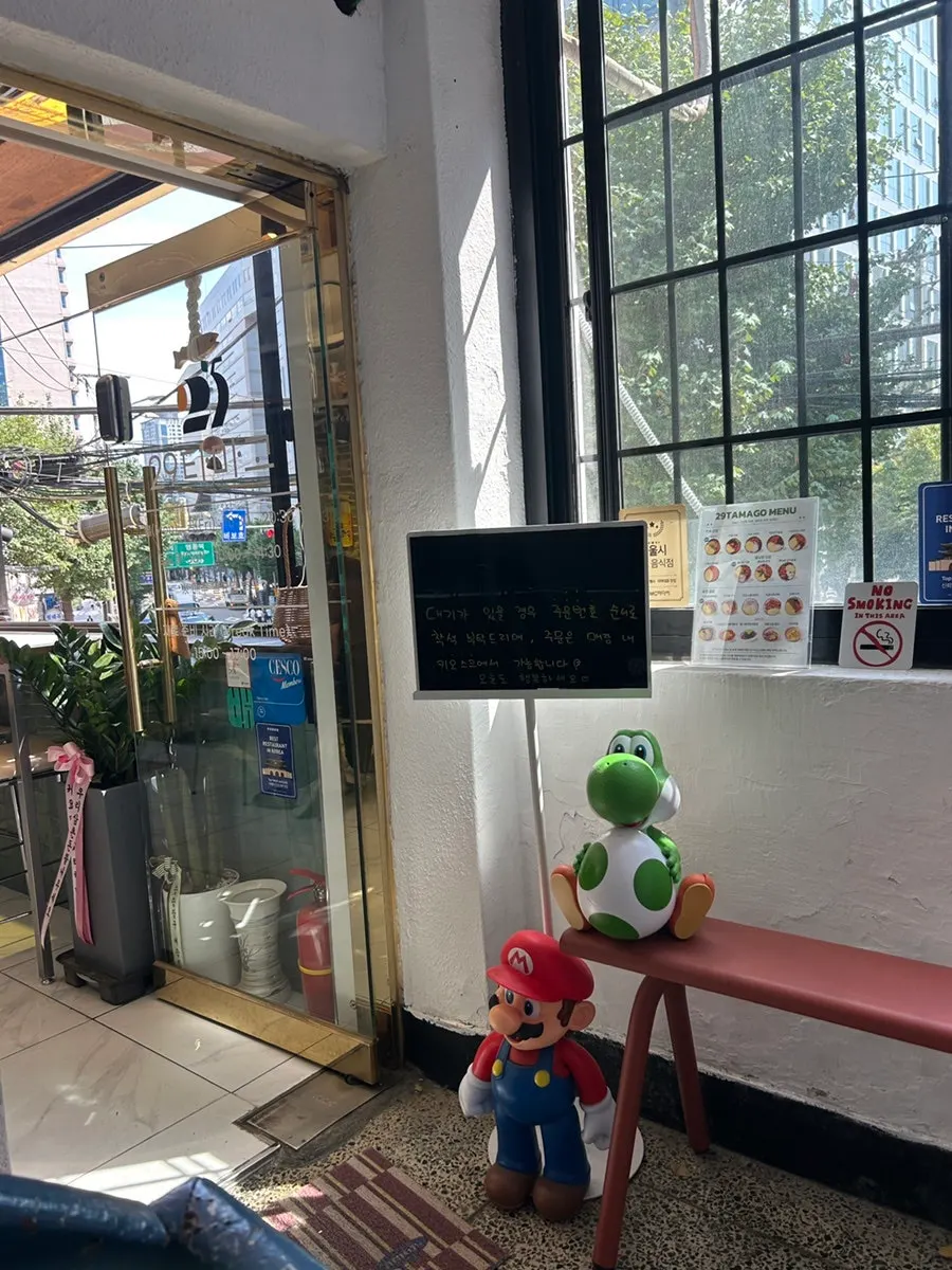 29타마고 을지로점 창가 좌석과 매장 내부