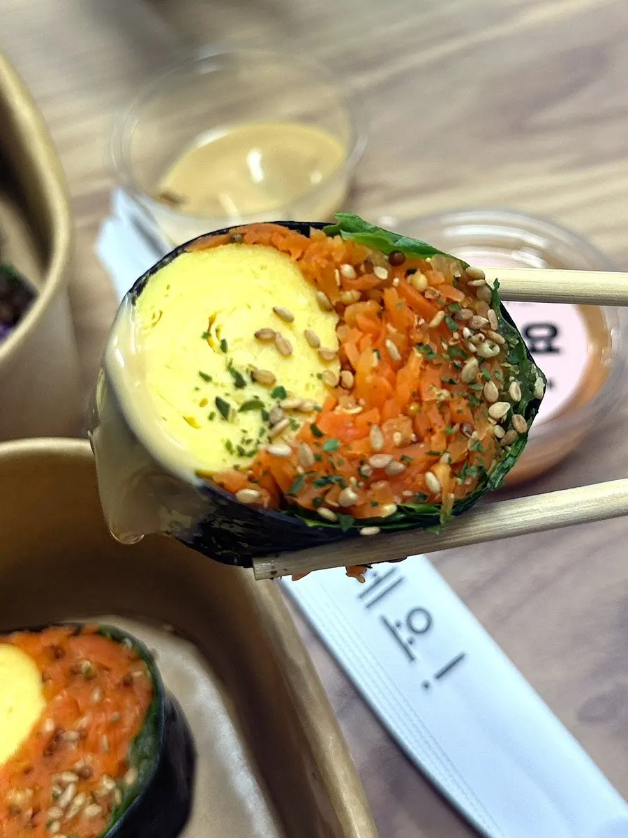 Carrot rapée keto gimbap with rolled egg