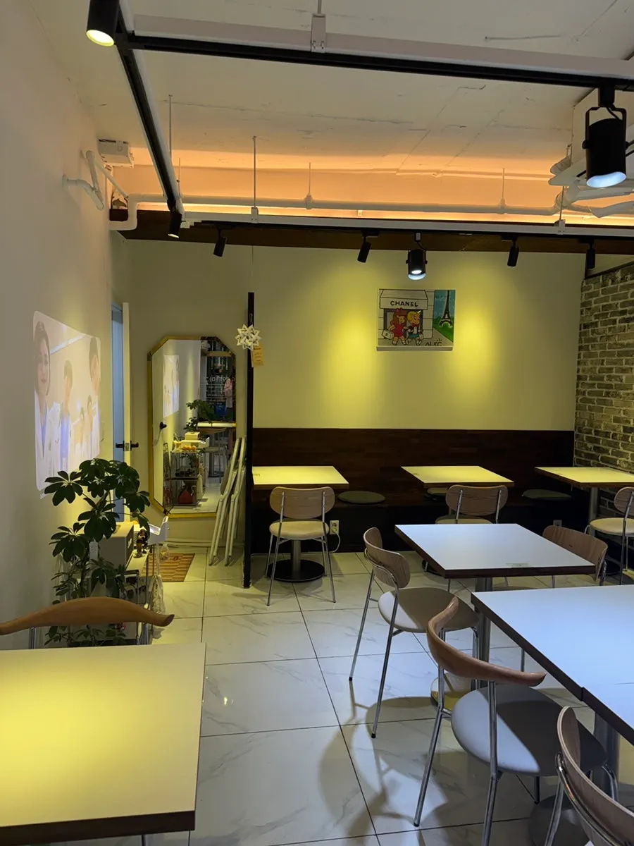 Table seating inside the 2nd-floor 29 Tamago Euljiro Branch
