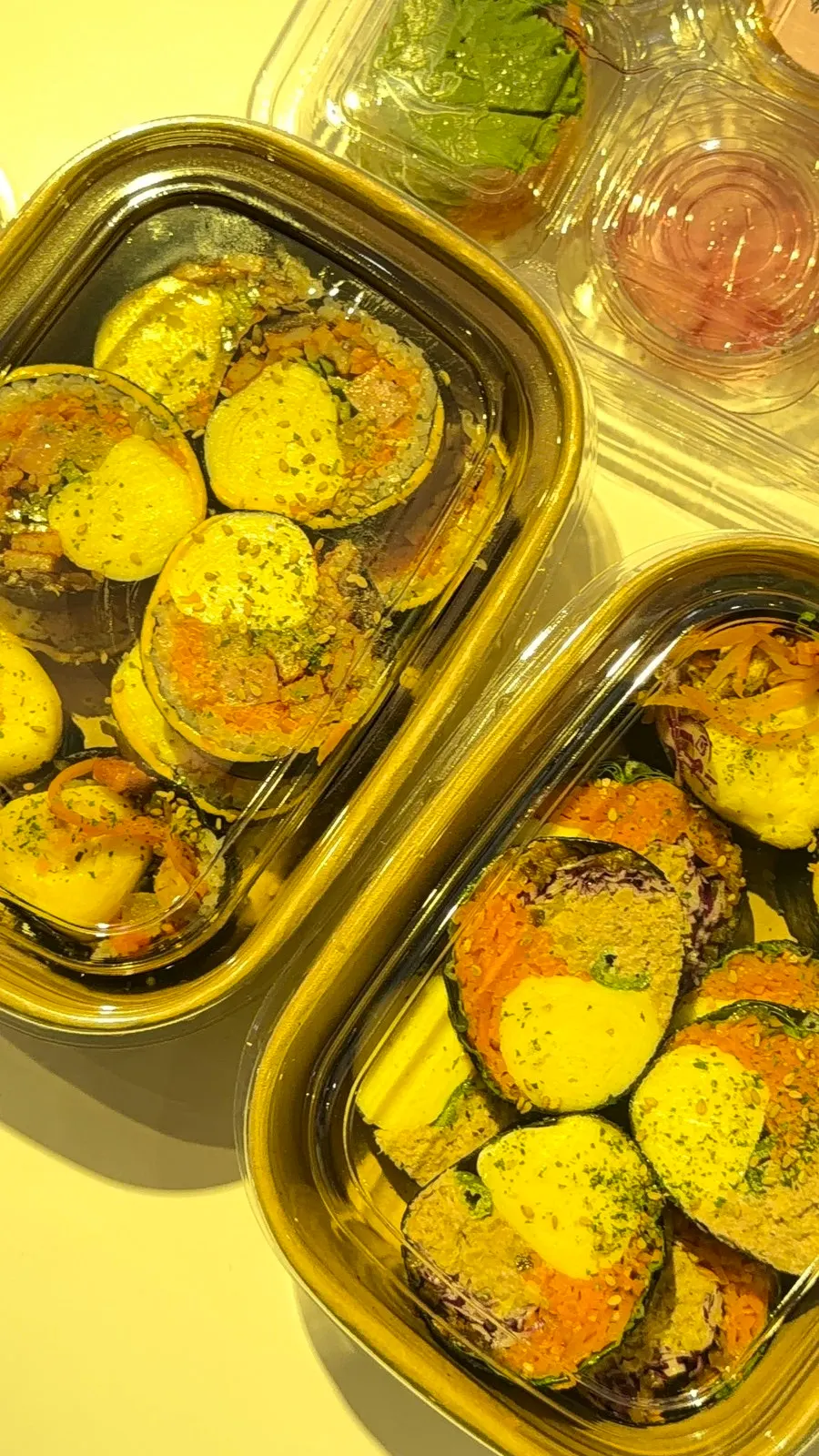 알록달록한 김밥 한상 세로 컷