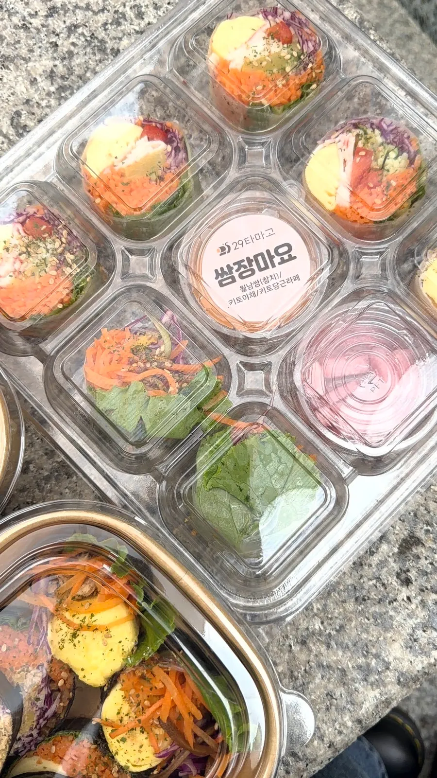 도톰한 김밥 한 조각 클로즈업