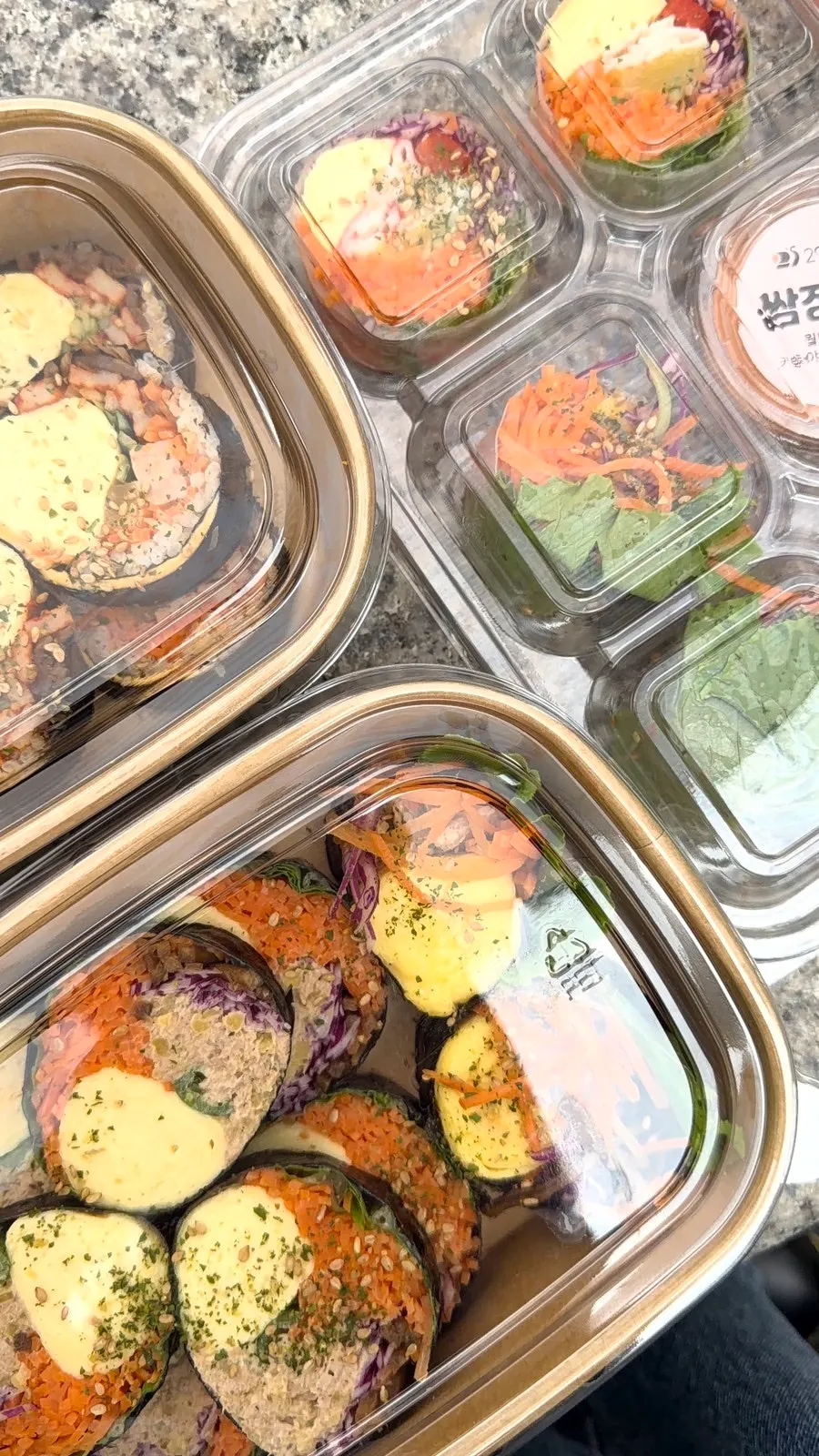 김밥 단면과 속재료 클로즈업