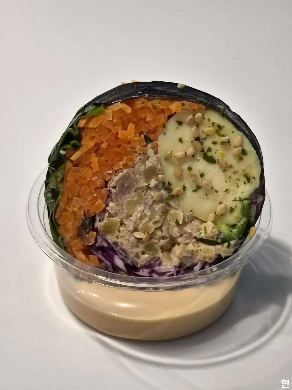 도톰한 계란말이가 보이는 키토김밥 단면