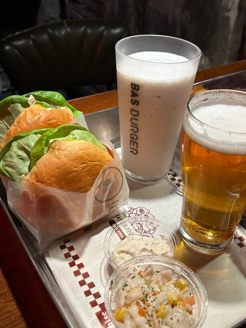 Buffalo chicken wings with draft beer